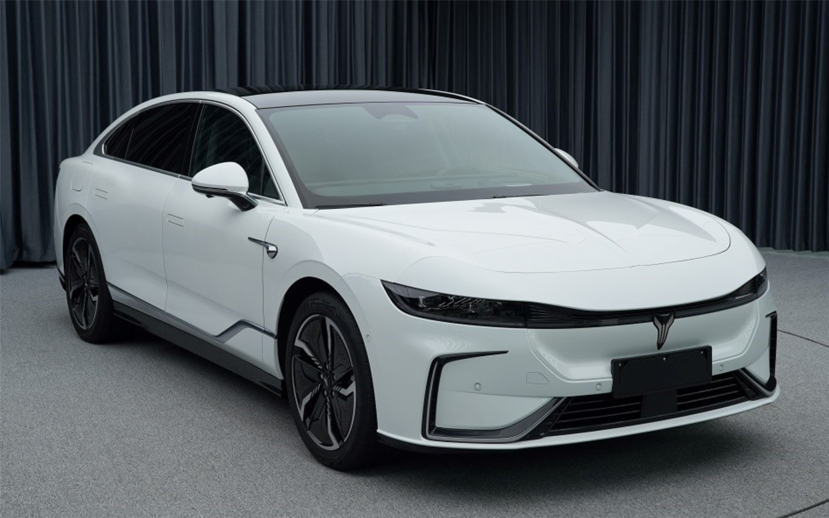 VOYAH’s first battery-electric sedan model unveiled by MIIT