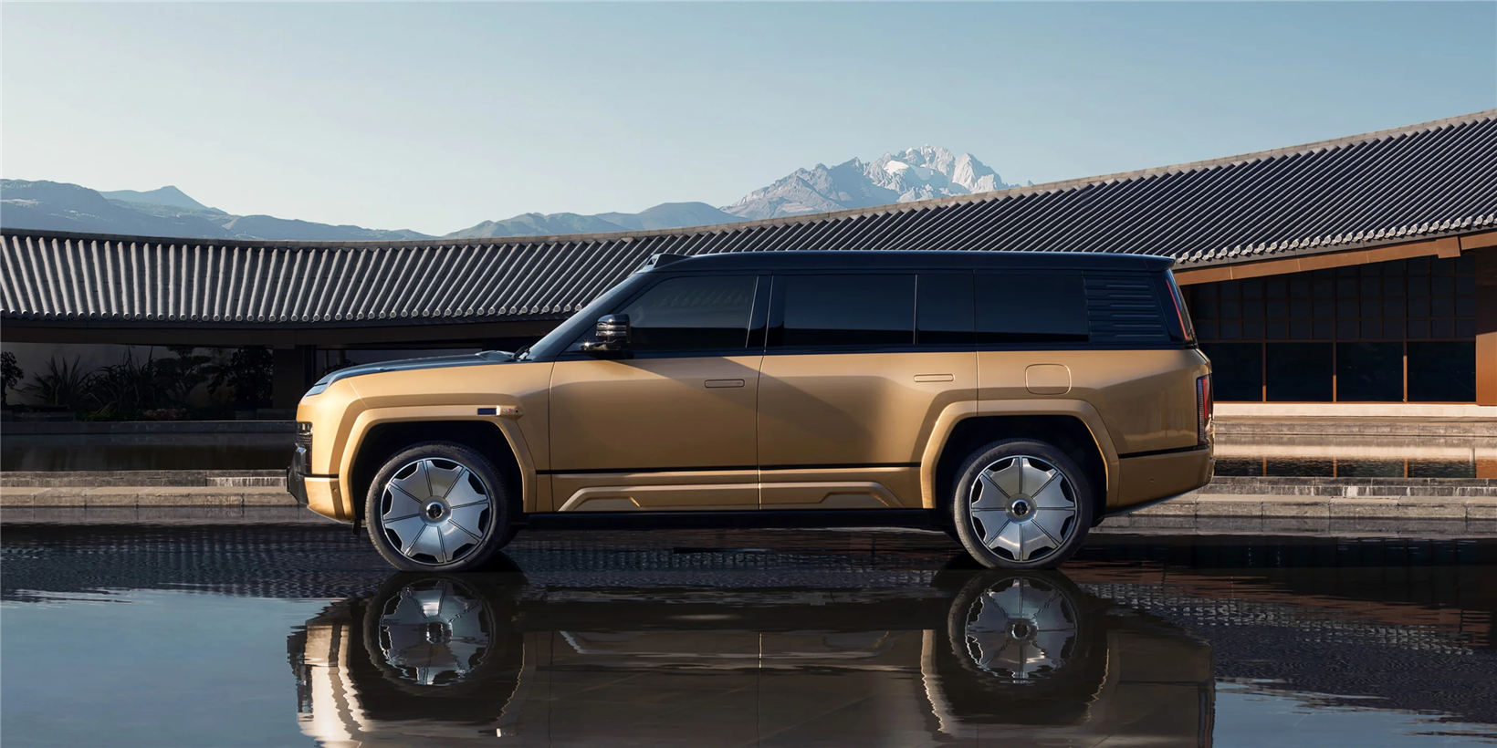 YANGWANG U8L model's Dingshi edition hits market, starting at 1.28 million yuan
