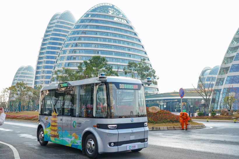 Dongfeng Motor, QCraft launch autonomous Sharing Bus in Wuhan