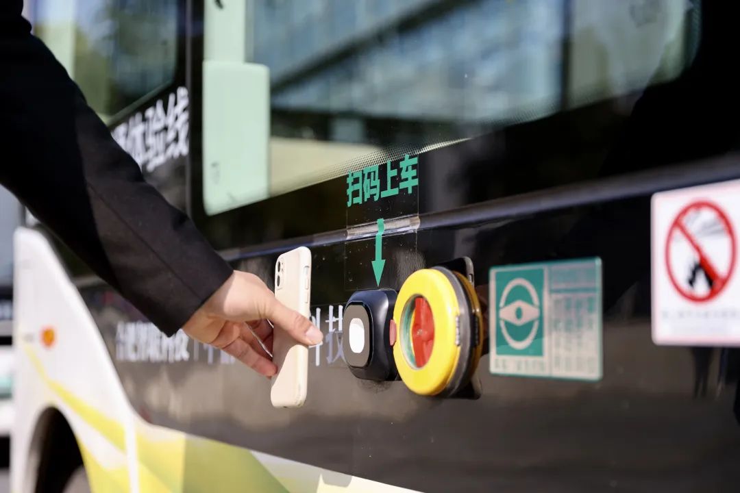 Anhui Province puts first self-driving bus route into public operation