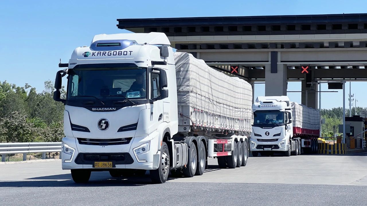 KargoBot greenlighted for truck platooning test with driverless follow vehicles in Beijing