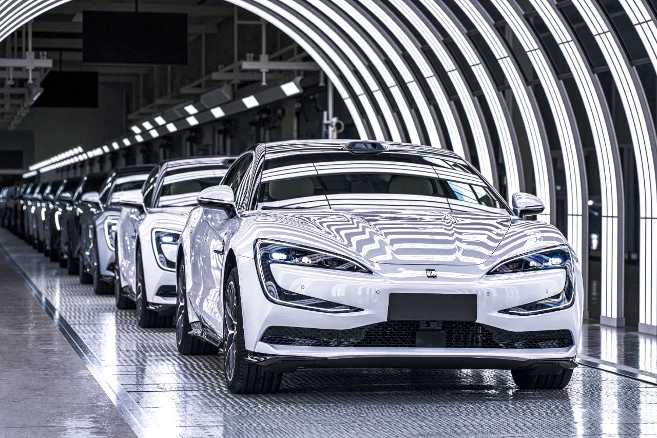 First customer units of BYD YANGWANG U7’s BEV version roll off production line