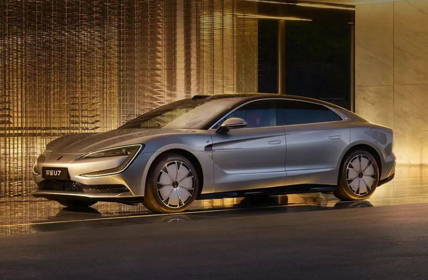 BYD's YANGWANG begins delivering U7 flagship sedan
