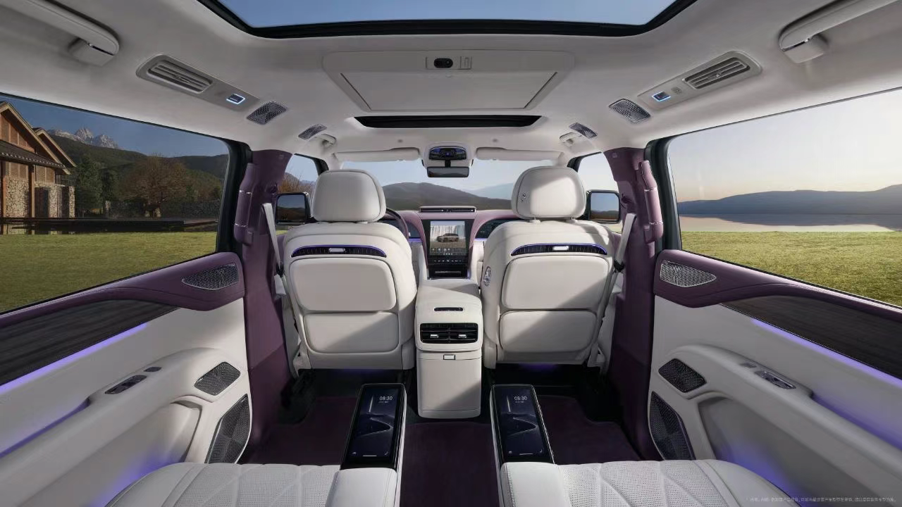 YANGWANG unveils interior of U8L SUV model